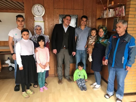 Bürgermeister Thomas Keller im Gespräch mit Flüchtlingen