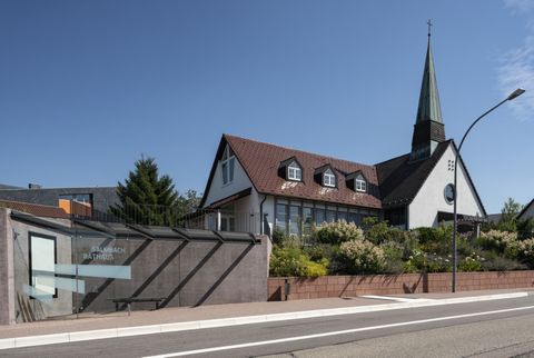 Rathaus und Friedenskirche in Salmbach