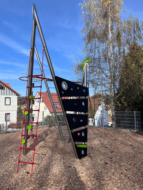 Das neue Klettergerüst bereitet den Schülerinnen und Schülern in Engelsbrand Freude.