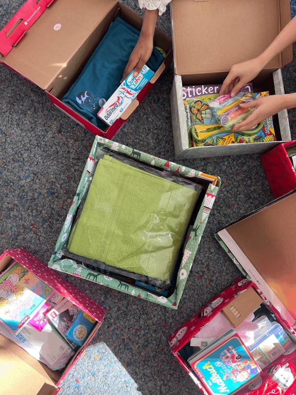 Packen der Kartons im Klassenzimmer