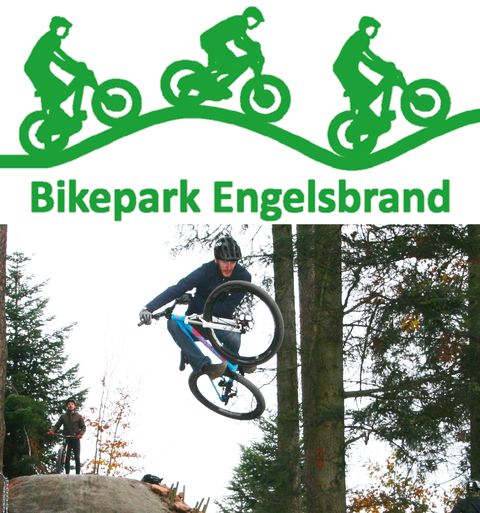 Aufnahme im Bikepark-Areal zeigt einen Biker in Aktion sowie das Logo mit 3 stilisierten Mountainbikern