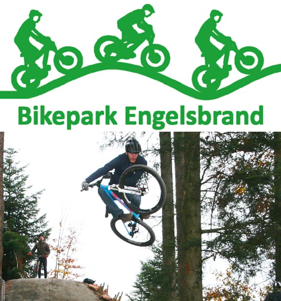 Aufnahme im Bikepark-Areal zeigt einen Biker in Aktion sowie das Logo mit 3 stilisierten Mountainbikern