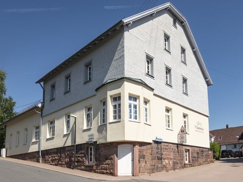 Das ehemalige Gaststättengebäude wurde liebevoll umgebaut und energetisch saniert. Die großzügigen Räume und der weitläufige Garten laden zum Spielen, Verstecken und Toben ein.