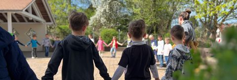 Schüler händchenhaltend im Pausenhof