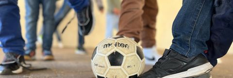 Schüler der GS Engelsbrand spielen Fußball